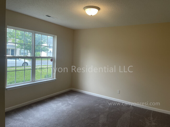 Building Photo - Beautiful 3b Room! Move in ready!