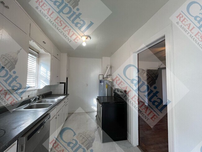 Building Photo - Charming 3 Bedroom