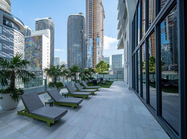 Building Photo - 1010 Brickell Ave