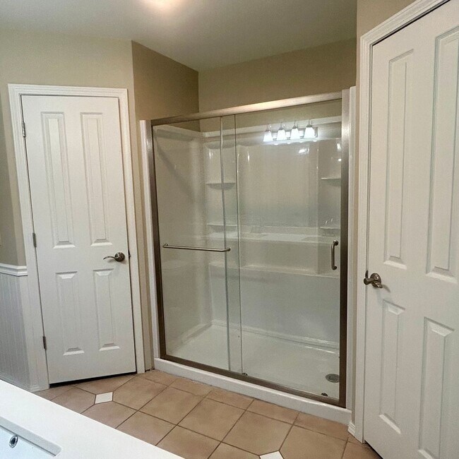 Building Photo - Enjoy Coming Home To This Beautiful and Well Maintained Home Close To Shopping, Restaurants & More!