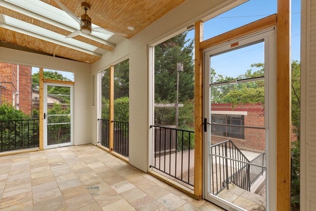 Building Photo - Available Now! 4 Bedroom  3.5  Bathroom Townhouse //Woodley Park// Garage, Driveway & 3 Levels of...