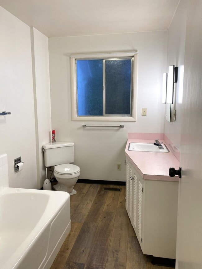 Building Photo - Quaint Hood River Cottage