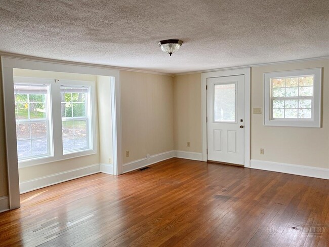 Building Photo - 807 Mt Jefferson Rd