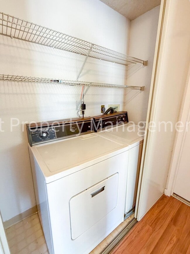 Building Photo - 39224 Guardino Dr