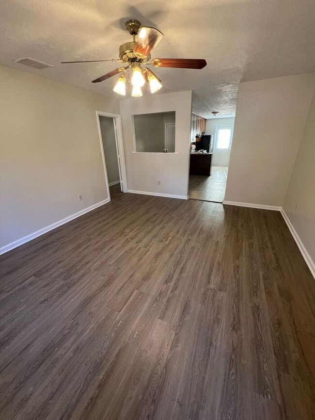 Building Photo - Beautiful 2 bedroom 2 bathroom ranch duplex Now Ready!