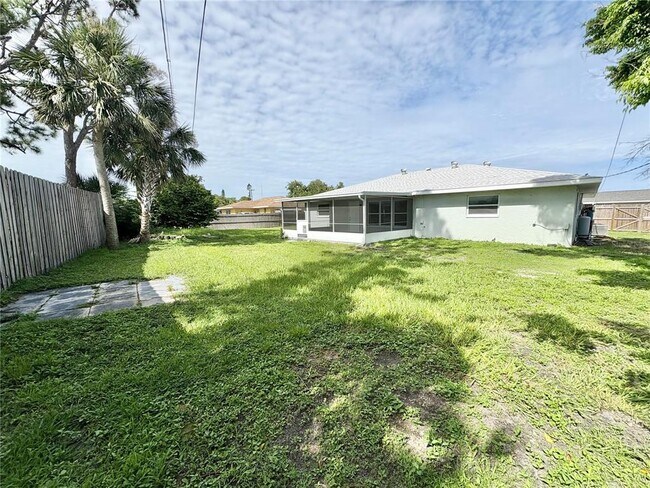 Building Photo - 3126 Shamrock Dr