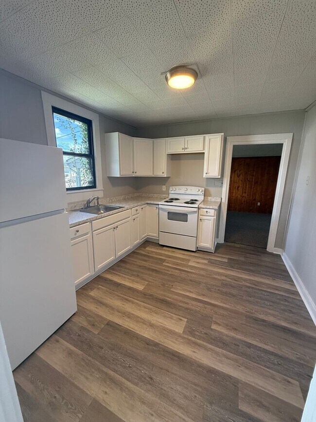 Building Photo - 2 Bed | 1 Bath | Bonus Spaces | Prime Location
