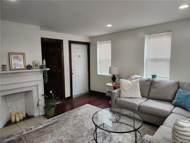 Building Photo - 2 Lyons Rd