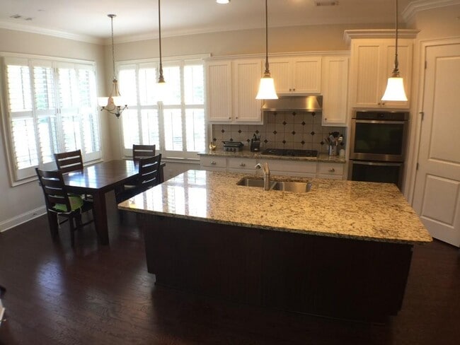 Building Photo - 2104 McFarlin Ln