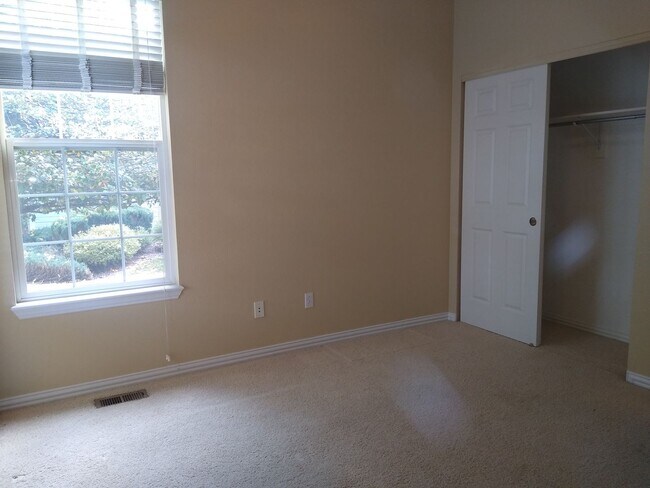 Building Photo - HUGE 3 Bedroom 3 Bath Home in Gated Community