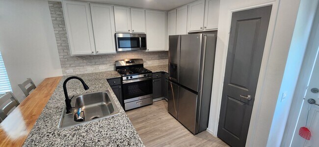 Building Photo - Charming 2-Bed, 2-Bath Home in Thea Meadows
