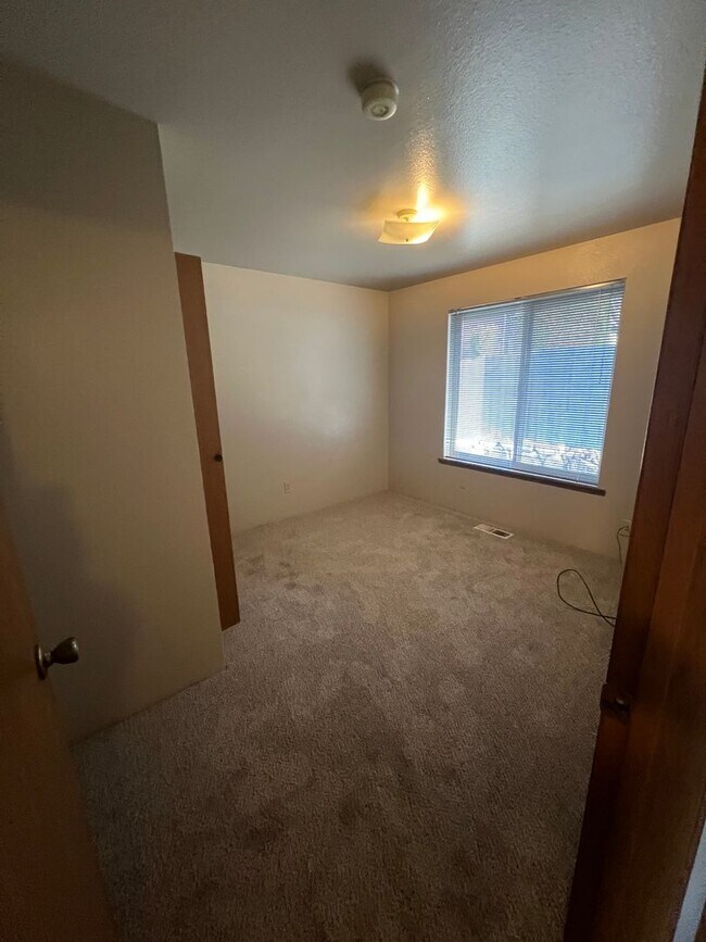 Building Photo - Rent Reduced!! Duplex for Rent, East Wenatchee