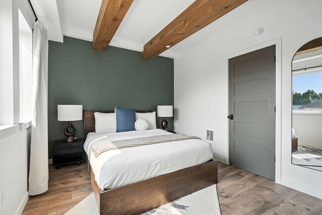 Building Photo - 925 NE 23rd Ave