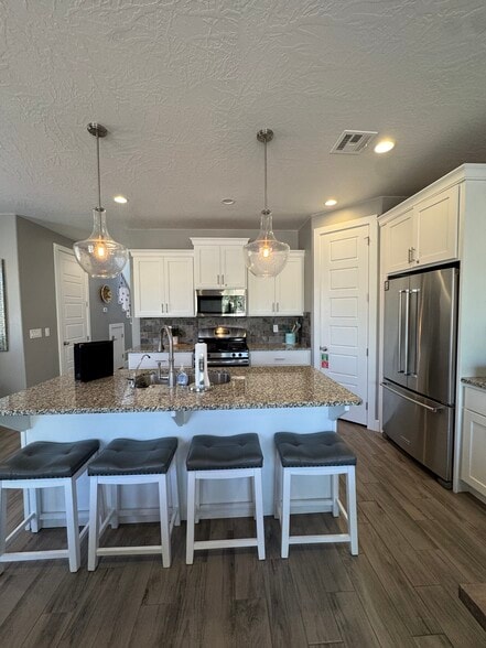 Building Photo - 1610 W Canyon Tree Dr