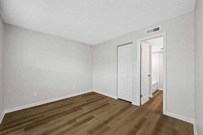 Building Photo - Newly Renovated 2 Bed-2 Bath Apartment wit...