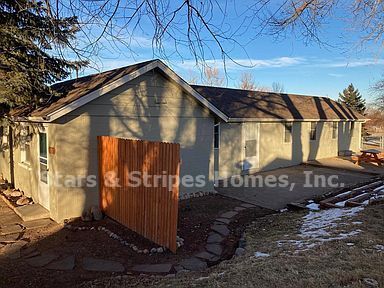 Building Photo - Unique house on large lot