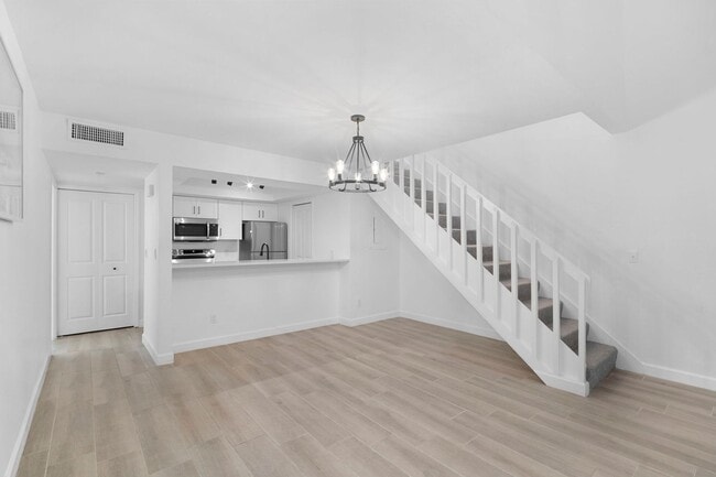 Building Photo - Well-maintained,2 bed 2 bath two-story condo located in Fort Myers