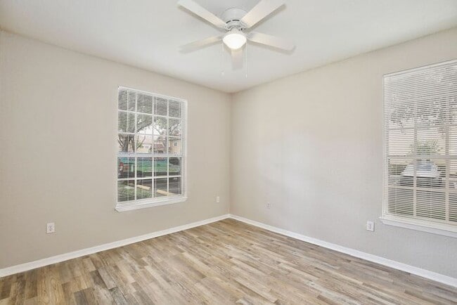 Building Photo - Perfect 2/2 Split Floorplan Condo with Washer/Dryer in Lovely Crescent Place at Lake Lotus Condom...