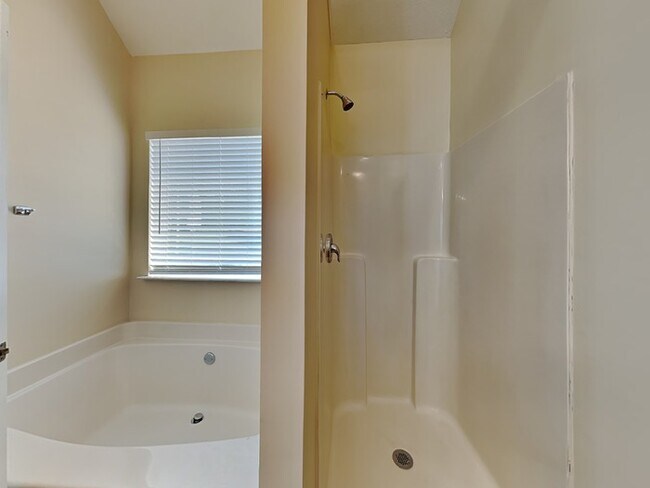 Building Photo - Beautiful 6 Bedroom Home located in Hampton!