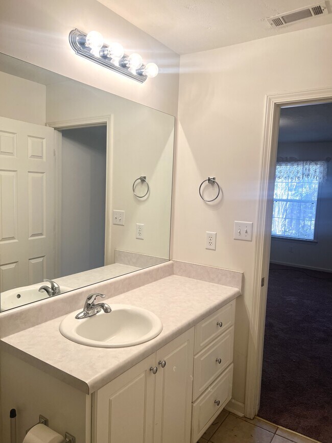 Building Photo - 107 Larkspur Ln