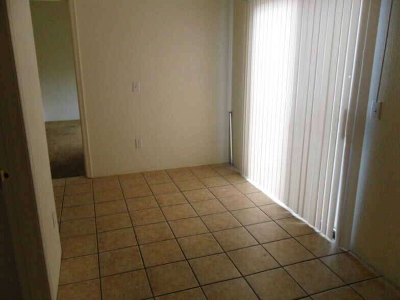 Large upstairs landing - 530 E Linden St
