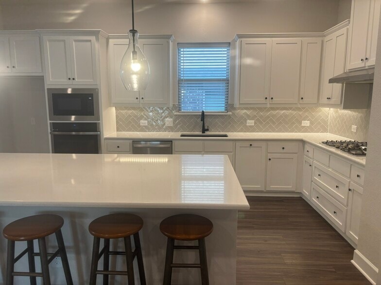 Building Photo - 8625 Spindletop Dr