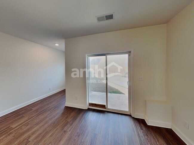 Building Photo - 706 Cyprus Ave