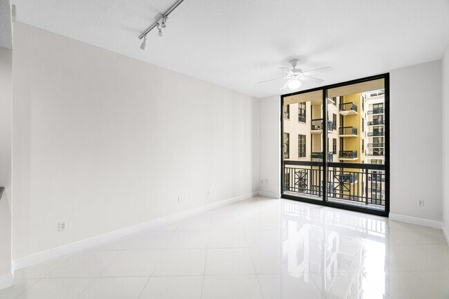 Building Photo - 701 S Olive Ave