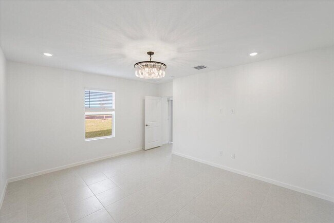 Building Photo - 11161 NW Fernbrook Dr