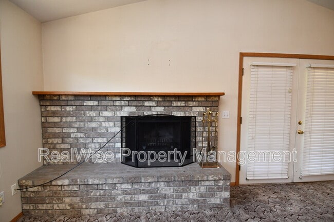 Building Photo - 116 SE Debbie Way