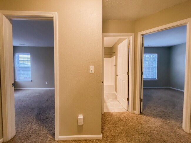 Building Photo - Welcome home to this charming 4-bedroom, 2.5-bath home in Noblesville!