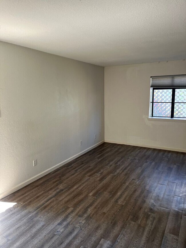 Building Photo - 2 Bedroom Townhome in Austin