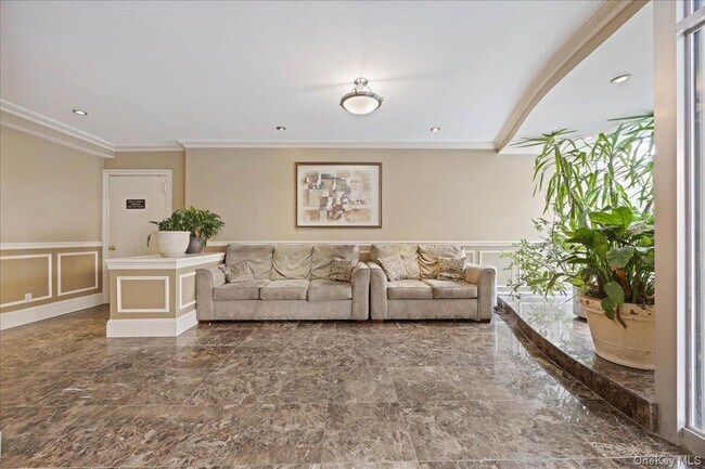 Building Photo - 16 Lake St