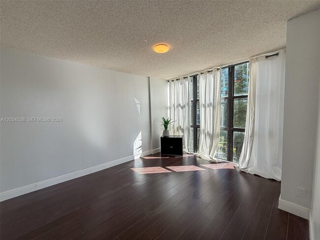 Building Photo - 1000 Parkview Dr