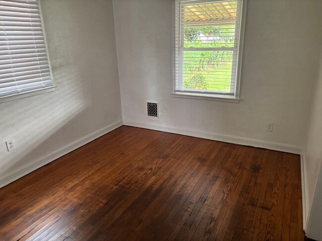Building Photo - House for rent in York City!