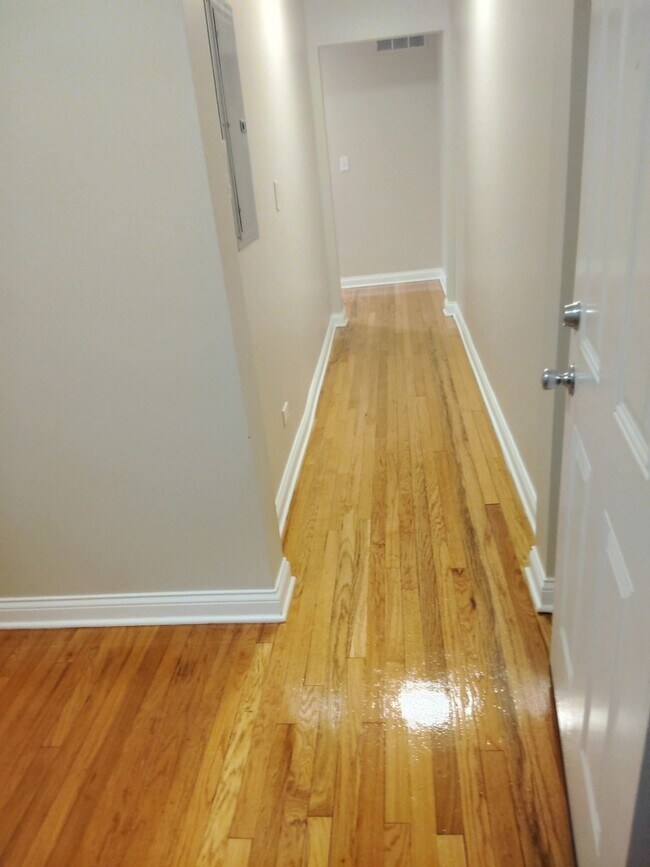 Building Photo - 7211 N Damen Ave