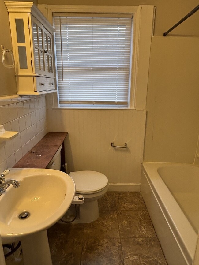 Building Photo - 2213 Franklin St