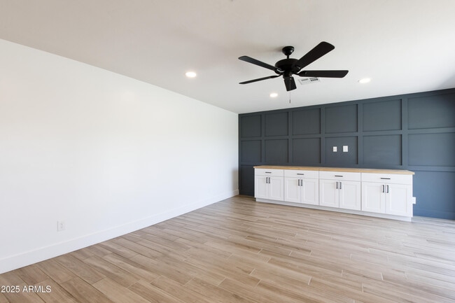 Building Photo - 1028 E Manzanita Dr