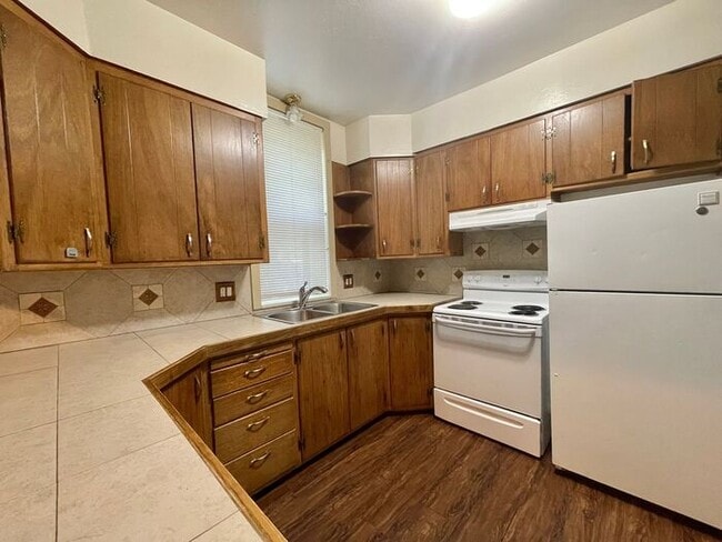 Building Photo - Beautiful 3 Bed 1.5 Bath Townhome in a Ren...