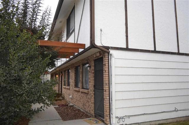 Building Photo - 2 Bedroom 1.5 Bathroom 4 plex (6 month lea...