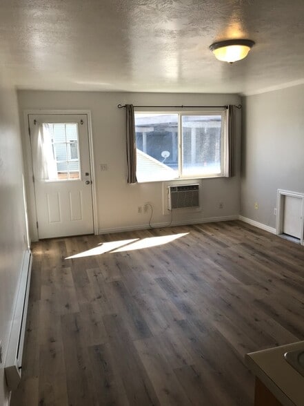Building Photo - 391 900 E