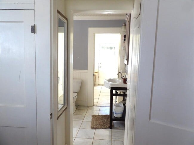 Building Photo - 459 E Commerce St