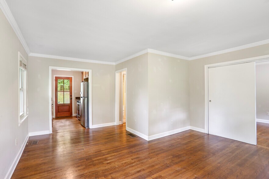 Building Photo - 932 Winburn Dr