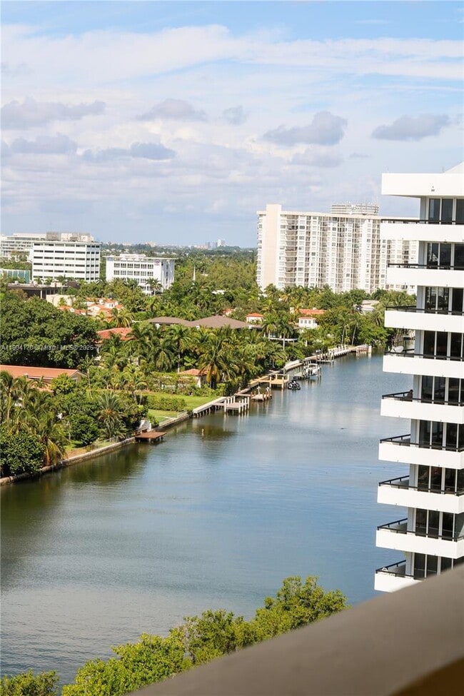 Primary Photo - 3100 Collins Ave