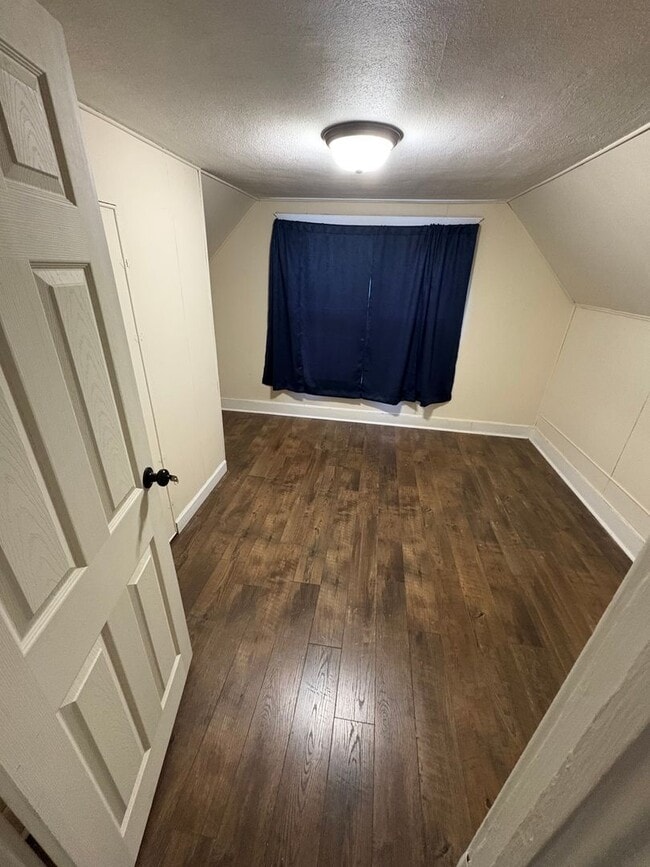 Building Photo - 2 Bedroom single family home