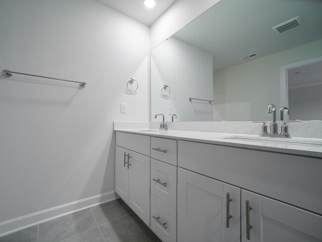 Building Photo - "Charming 3-Bedroom Retreat with 2.5 Baths in the Heart of Belmont!"