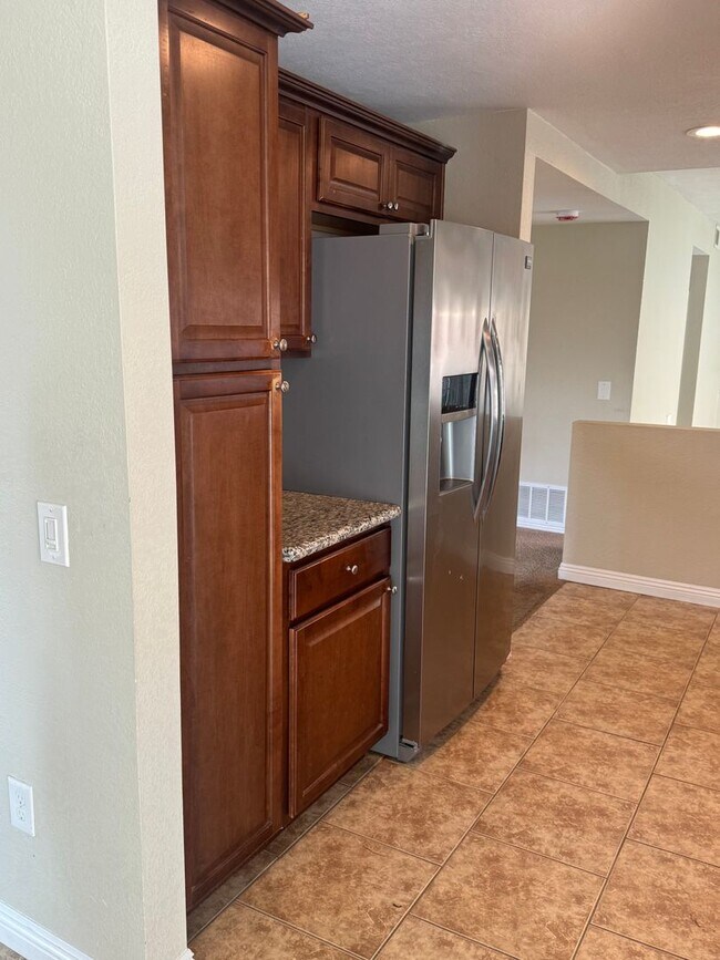 Building Photo - Very Spacious! 3Bed/2.5Bath w/solar panels! Close to Sweetwater Reservoir with plenty of trails!