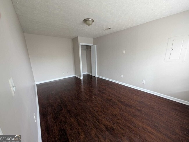 Building Photo - 614 Waynes Ct SE