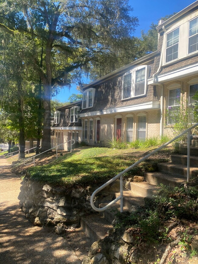 Building Photo - Gorgeous 2 Bedroom 1.5 Bathroom Condo With Stunning Flooring! AMAZING DEAL.