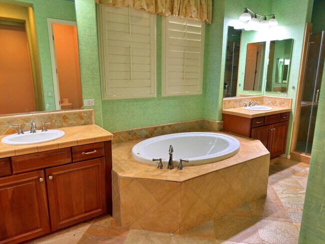 Building Photo - 737 E Charlevoix Ave